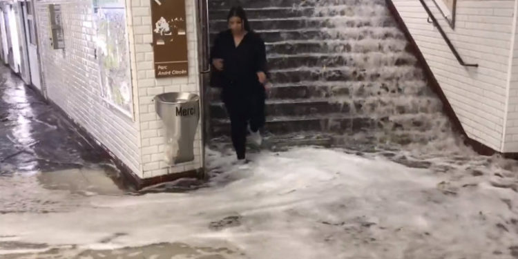 În Paris a plouat într-o oră cât într-o lună. Metroul a fost închis după ce apa s-a scurs pe scări și a inundat peroanele