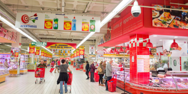 Marile lanțuri de magazine din Europa sting lumina şi reduc programul de funcţionare ca să facă economie de energie