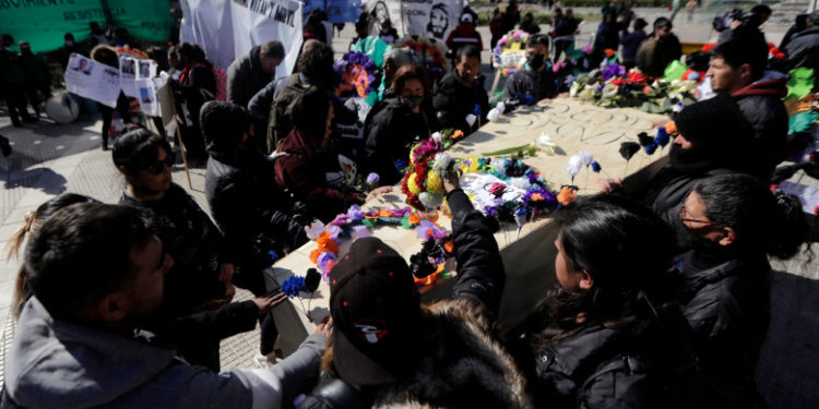 Cu sicrie, coroane de flori și bocitoare, mii de argentineni au participat la „înmormântarea salariului”. Inflația a ajuns la 64%