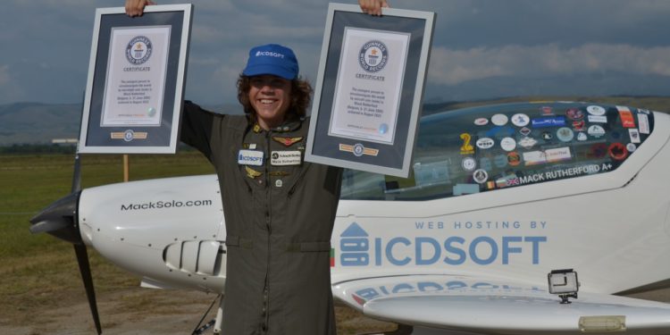 Un adolescent de 17 ani este cel mai tânăr pilot care a zburat în jurul lumii, la câteva luni după un record stabilit de sora lui