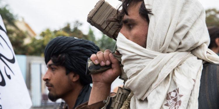 Talibanii și-au executat un fost lider înainte ca acesta să fugă în Iran