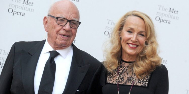Miliardarul Rupert Murdoch a divorțat la 91 de ani. Actrița Jerry Hall primește zeci de milioane de lire sterline și un conac