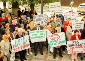 «Не будьте зрителями политического цирка PAS!». Партия «ШОР» и ПКРМ протестовали перед посольством Германии с требованием освобождения своих коллег | VIDEO