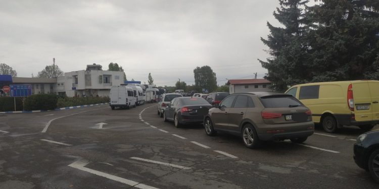 На КПП Леушены образовались очереди машин