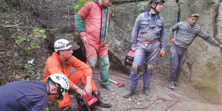 Спасатели извлекли тело погибшего мужчины из Пещеры Сюрпризов в Криулянском районе