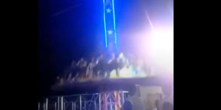 Удар и крики ужаса: Аттракцион с людьми рухнул с многометровой высоты