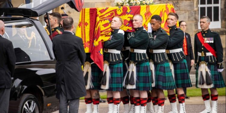 На похороны Елизаветы II лидеров стран привезут автобусами, авто и вертолеты запретили