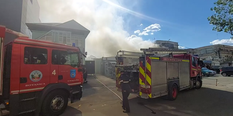 Пожар на Центральном рынке в Кишиневе. На место выехали пожарные расчеты