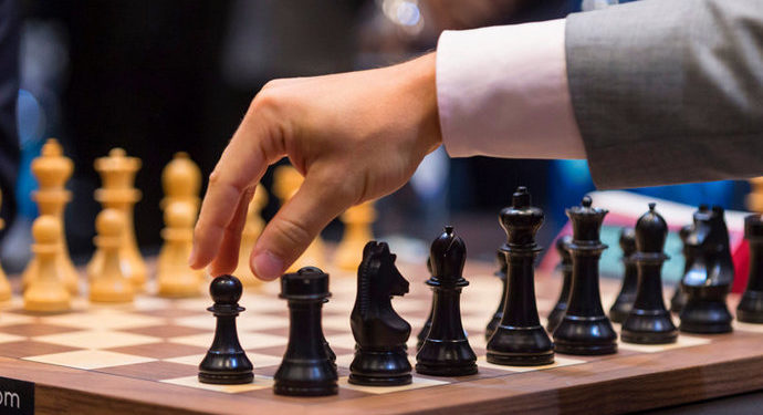 Чемпион мира по шахматам Магнус Карлсен сдался в партии с 19-летним Хансом Ниманном, сделав один ход конем