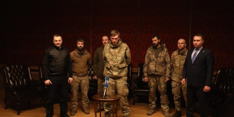 В Украину в результате обмена пленными вернулись более 200 военных — в том числе защитники «Азовстали»