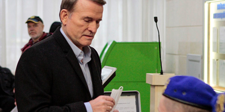 Украина в рамках обмена пленными передала России Виктора Медведчука