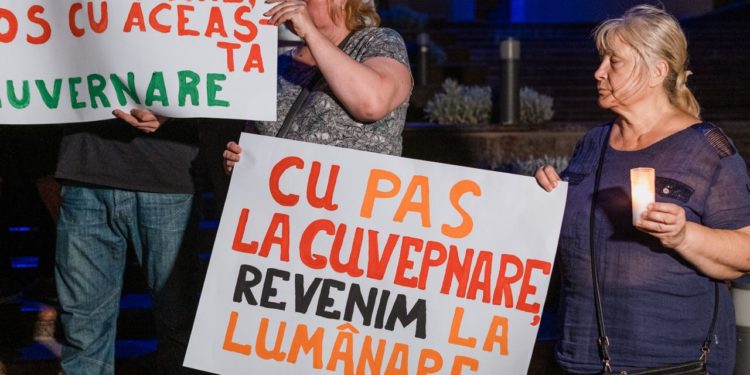 „Cu PAS la guvernare am ajuns la lumânare”. Protest nocturn în Capitală, organizat de Partidul „ȘOR” | VIDEO