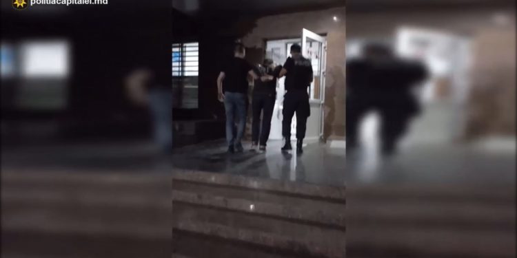 Recidivist, reținut pentru comiterea a două tâlhării și a unui jaf