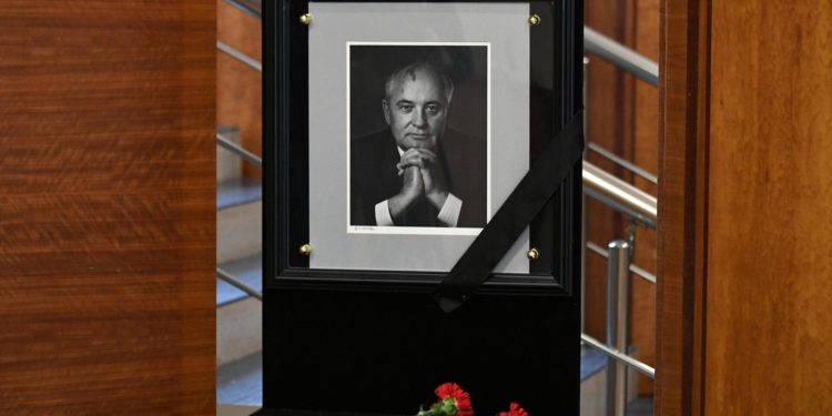 В Москве началось прощание с Михаилом Горбачевым. На церемонию пришли тысячи человек, среди них — Алла Пугачева и Дмитрий Медведев | VIDEO