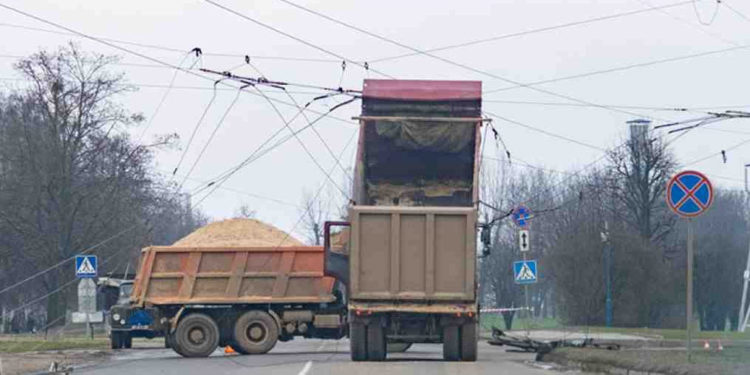 Și-a uitat remorca ridicată și a lăsat sate întregi în beznă: Un camion a rupt mai multe fire electrice, la Comrat