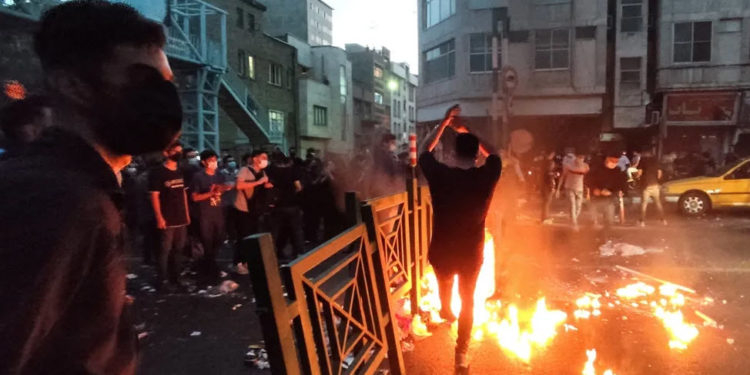 В Иране неделю продолжаются протесты из-за смерти девушки, которую полиция задержала за «неправильное» ношение хиджаба Погибли десятки людей