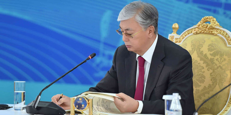 Токаев подписал поправки к Конституции об однократном семилетнем президентстве в стране