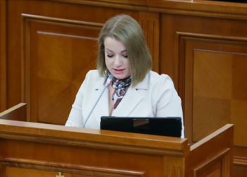 Deputata BCS Diana Caraman i-a transmis 200 de lei președintelui Parlamentului, invitându-l la protest din numele manifestanților. Reacția lui Igor Grosu | VIDEO