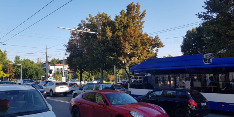 Trafic paralizat din cauza unui semafor defect în capitală