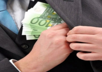Адвокат передал прокурору €10 тыс. за решение по уголовному делу. У обоих обыски