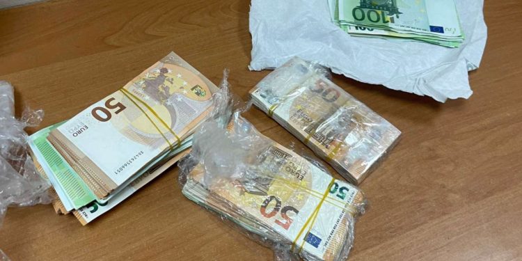 Funcționarii vamali au anihilat două tentative de scoatere ilicită din țară a peste 55 000 euro