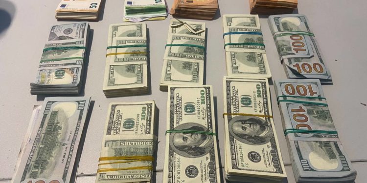 91 400 dolari americani și 15 400 euro — reținuți la postul vamal Aeroport Internațional Chișinău