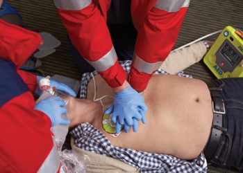Un bărbat din Chișinău, electrocutat în timp ce bătea nuci nu o rangă metalică. A fost salvat de medicii de pe ambulanță