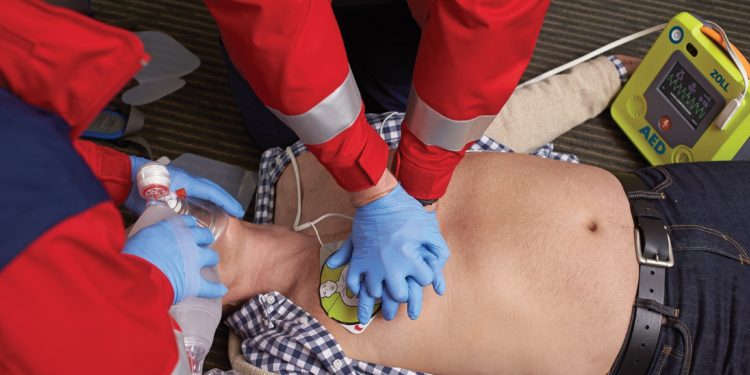 Un bărbat din Chișinău, electrocutat în timp ce bătea nuci nu o rangă metalică. A fost salvat de medicii de pe ambulanță