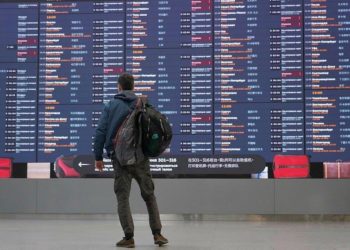 В аэропортах Москвы задержали или отменили десятки рейсов