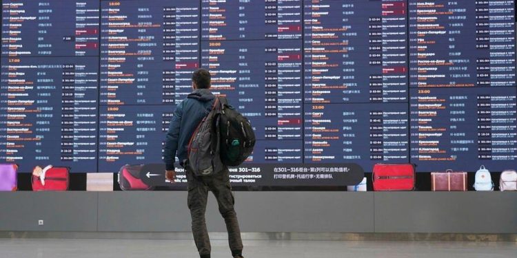 В аэропортах Москвы задержали или отменили десятки рейсов