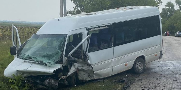 Accident grav la Briceni cu implicare a trei mașini. Doi șoferi, la spital