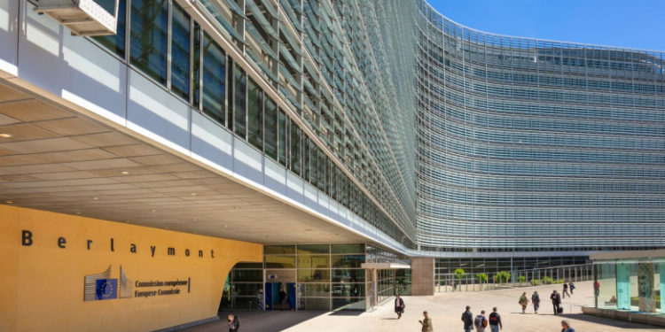 Comisia Europeană cere statelor membre să „reexamineze” vizele pentru cetăţenii ruşi
