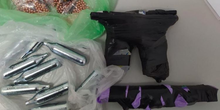 Două pistoale pneumatice și un act falsificat, ridicate pe Aeroportul Internațional Chișinău