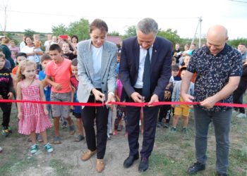 Bucurie fără margini pentru copiii din comuna Cealîc, raionul Taraclia. Grație implicării echipei lui ilan Șor, la ei în localitate a fost amenajat un teren de joacă modern