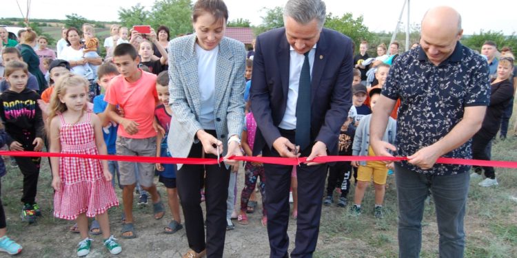 Bucurie fără margini pentru copiii din comuna Cealîc, raionul Taraclia. Grație implicării echipei lui ilan Șor, la ei în localitate a fost amenajat un teren de joacă modern