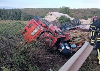 Un șofer din Ucraina a murit pe loc, după ce s-a răsturnat cu TIR-ul, la Anenii Noi: Ar fi pierdut controlul volanului