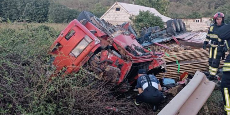 Un șofer din Ucraina a murit pe loc, după ce s-a răsturnat cu TIR-ul, la Anenii Noi: Ar fi pierdut controlul volanului