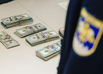 „Nu știam care este procedura”. Explicațiile cetățeanului din Azerbaidjan, prins pe Aeroportul din Chișinău cu peste 26 de mii de dolari nedeclarați | VIDEO