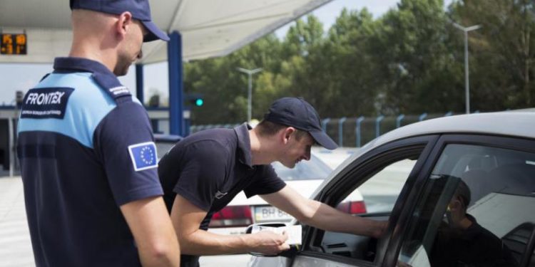 Unul și-a ascuns documentul în pantof, iar al doilea îl camuflase în portmoneu: Doi moldoveni, prinși cu acte false la frontieră