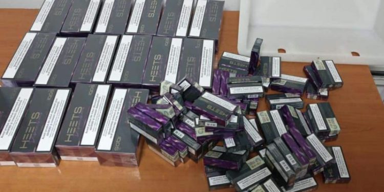 Un bărbat din Ucraina, prins la Aeroport cu valiza plină cu țigări: Urma să ajungă în Dubai