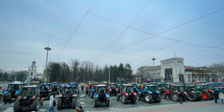 „Situația se înrăutățește pe zi ce trece”. Asociația „Forța Fermierilor” amenință că vor protesta cu tehnică agricolă în centrul capitalei. Reacția autorităților | VIDEO