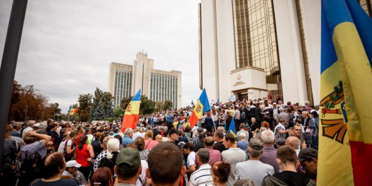 „Jos Guvernarea!Jos Maia Sandu!”. Membrii și simpatizanții Partidului „ȘOR” protestat în fața Președinției, cerând eliberarea deținuților politici, demisia guvernării PAS și alegeri anticipate | VIDEO