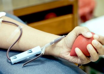 Numărul donatorilor de sânge s-a redus considerabil, iar rezervele au scăzut cu 50%. Pentru a da un exemplu cetățenilor, medicii din mai multe spitale participă la campania „Sângele salvează viața”