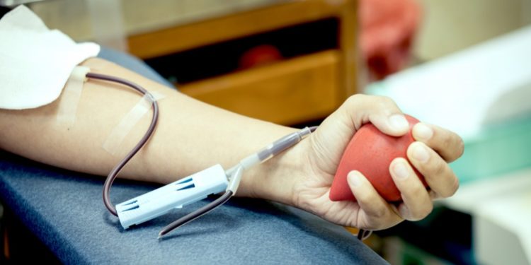 Numărul donatorilor de sânge s-a redus considerabil, iar rezervele au scăzut cu 50%. Pentru a da un exemplu cetățenilor, medicii din mai multe spitale participă la campania „Sângele salvează viața”