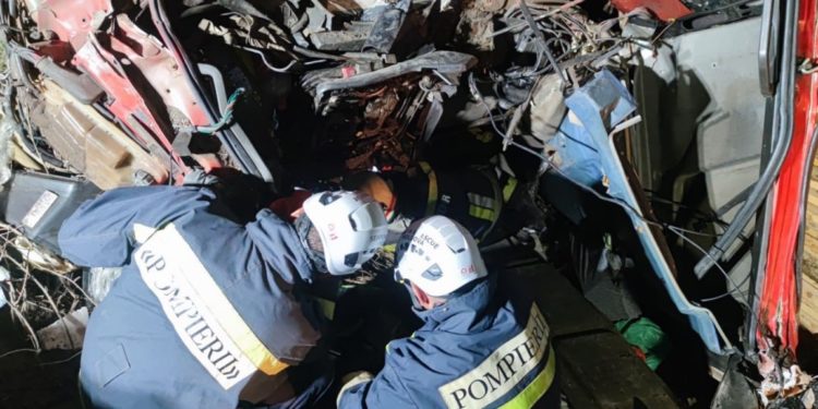 Noi detalii de la accidentul fatal din raionul Anenii Noi: Trei echipe de pompieri au descarcerat corpul șoferului decedat | VIDEO