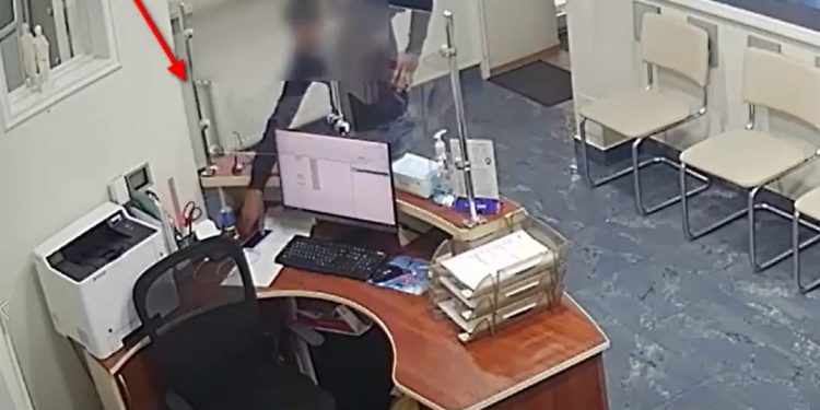 Ar fi furat un telefon mobil de 16 mii de lei dintr-un centru medical din capitală