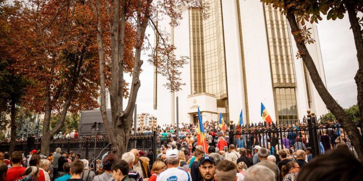 Protest la Judecătoria Ciocana din Chișinău: Membrii și simpatizanții Partidului „ȘOR” cer eliberarea colegilor arestați