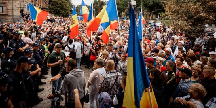 Члены Партии «ШОР» протестовали перед Кишиневским судом против неправомерных задержаний представителей формирования: Свободу политическим заключенным!