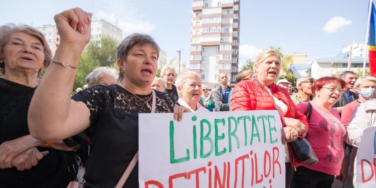Membrii Partidului „ȘOR” au protestat la Judecătoria Chișinău față de reținerile abuzive ale reprezentanților formațiunii: Libertate deținuților politici!