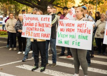„Sărăcia ne-a scos din case”. Simpatizanții și membrii Partidului „ȘOR” au protestat dis-de-dimineață în fața Guvernului, cerând membrilor executivului să-și dea demisia | VIDEO